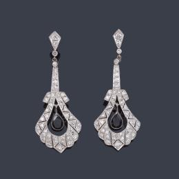 Lote 2092: Pendientes largos con pareja de zafiros talla perilla de aprox. 1,80 ct y diamantes talla sencilla y 8/8 de aprox. 3,00 ct en total.