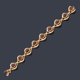 Lote 2097<br>Pulsera con nueve granates espesartina talla marquís en montura de oro amarillo de 18K.