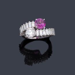 Lote 2104: Anillo 'Tu y Yo' con un brillante de aprox. 1,03 ct y zafiro rosa de aprox. 1,80 ct con dos bandas de diamantes talla baguette de aprox. 1,60 ct en total.