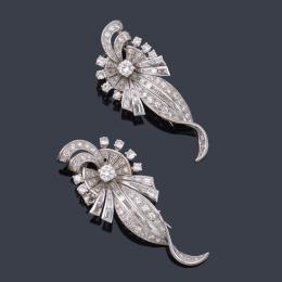 Lote 2106: Broche doble-clip con diamantes talla brillante y baguette de aprox. 6,10 ct en total. Años '50.