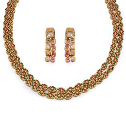 Lote 2112: Collar y pendientes largos 'Kundan' con doble banda de diamantes polki engastados en bisel y el anverso decorado con motivos florales en esmalte policromado.