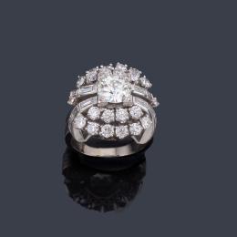 Lote 2117: Anillo con diamantes talla antigua y baguette de aprox. 3,90 ct en total.