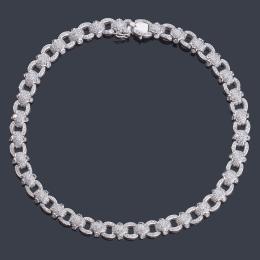 Lote 2123: Collar corto con eslabones en pavé de brillantes de aprox. 24,62 ct en total.