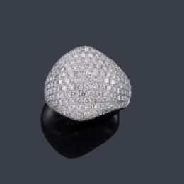 Lote 2124: Anillo bombé con pavé de brillantes de aprox. 7,78 ct en total.<br>En montura de oro blanco de 18K.