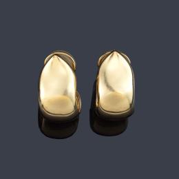 Lote 2129: Pendientes tipo criolla realizado en oro amarillo de 18K.