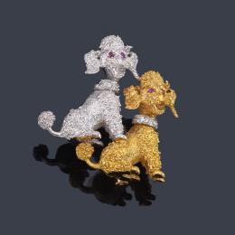 Lote 2138: Broche con pareja de perritos realizados en oro blanco y amarillo de 18K, con brillantes y cuatro rubíes.