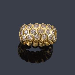 Lote 2139: GOLDKONDA<br>Anillo articulado con tres bandas de brillantes 'brown' de aprox. 5,75 ct en total.