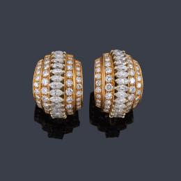 Lote 2140<br>Pendientes tipo criolla con bandas de diamantes talla brillante y marquís de aprox. 7,50 ct en total.