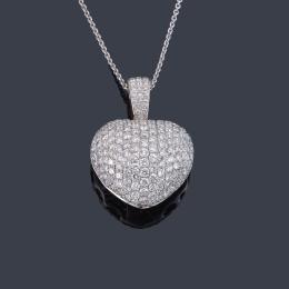 Lote 2143: Colgante en forma de corazón con pavé de brillantes de aprox. 2,26 ct en total.