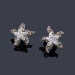 Lote 2144: Pendientes cortos con motivos de estrellas de mar con brillantes incoloros y 'brown', en montura de oro blanco de 18K.