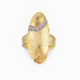 Lote 2154: Anillo con motivo ovalado con banda curvada de brillantes en montura de oro amarillo martelé de 18K.