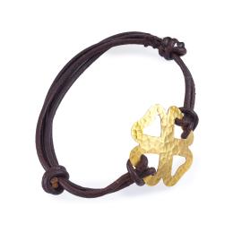 Lote 2156: AMULETTO<br>Pulsera con motivo de trébol en oro amarillo de 18K con pulsera de triple cuerda en cuero marrón.