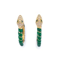 Lote 2158: Pendientes tipo criolla con diseño de serpiente realizados en oro amarillo de 18 K, esmalte y cabeza cuajada de brillantes con ojos de esmeralda.