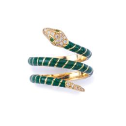 Lote 2161: Anillo con diseño de serpiente enroscada en oro amarillo de 18 K, esmalte color verde y brillantes con ojos de esmeralda.