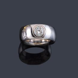 Lote 2168: POMELLATO<br>Anillo con brillante de aprox. 1,20 ct engastado en bisel en montura de oro blanco de 18K.