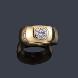 Lote 2169: POMELLATO<br>Anillo con brillante de aprox. 1,15 ct engastado en bisel en montura de oro amarillo de 18K.