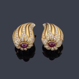 Lote 2213: LUIS GIL<br>Pendientes cortos con diseño de flor con pareja de rubíes talla cabujón con bandas de brillantes.