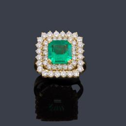 Lote 2217: Anillo con esmeralda central de aprox. 5,00 ct con doble orla de brillantes de aprox. 2,05 ct en total.