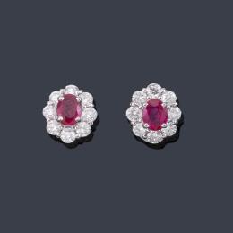 Lote 2245<br>Pendientes cortos con pareja de rubíes con orla de brillantes de aprox. 0,65 ct en total.