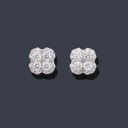 Lote 2249: Pendientes cortos con diseño floral con brillantes de aprox. 0,66 ct en total.