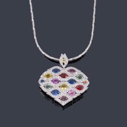 Lote 2263: WASKOLL<br>Colgante en forma de corazón con zafiros multicolor con brillantes, con cadena y montura de oro blanco de 18K.