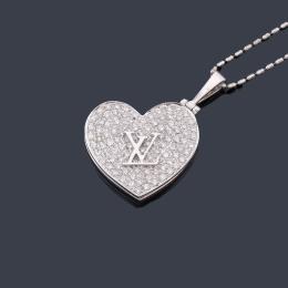 Lote 2268: LOUIS VUITTON<br>Colgante - relicario en forma de corazón con pavé de brillantes de aprox. 0,90 ct y las letras "LV" al centro.