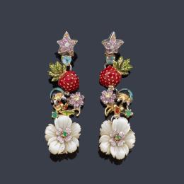 Lote 2269: SANTAGOSTINO<br>Pendientes largos con motivos frutales, florales y mariquita con gemas de color, brillantes y nácar.