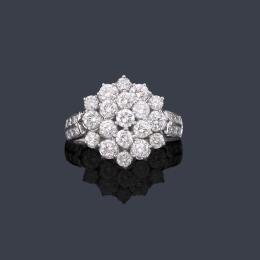 Lote 2284: Anillo con diseño de rosetón con brillantes de aprox. 2,10 ct en total.