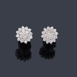 Lote 2285: Pendientes con diseño de rosetón con brillantes de aprox. 1,52 ct en total en montura de oro blanco de 18K.