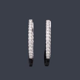 Lote 2288<br>Pendientes tipo criolla con banda de brillantes de aprox. 1,88 ct en total.