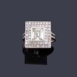 Lote 2290: Anillo con diamante talla esmeralda central de aprox. 1,52 ct con doble orla de aprox. 0,70 ct en total.