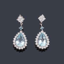 Lote 2294: Pendientes largos con pareja de topacios azules talla perilla de aprox. 3,00 ct cada uno y orla de brillantes.