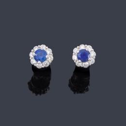 Lote 2298<br>SUAREZ<br>Pendientes cortos con pareja de zafiros de aprox. 0,25 ct cada uno con orla de brillantes.