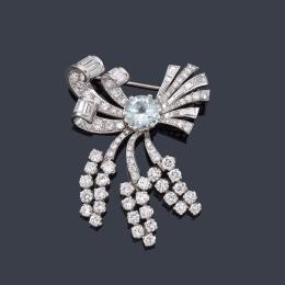 Lote 2300: Broche con diseño de lazada con diamantes talla brillante, baguette y sencilla de aprox. 7,10 ct en total y una aguamarina central de aprox. 3,20 ct.