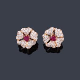 Lote 2309: Pendientes con diseño de flor con dos rubíes centrales de aprox. 1,60 ct y pavé de brillantes de aprox. 2,80 ct en total.