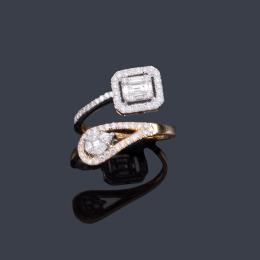 Lote 2310: Anillo 'Tú y Yo' con diamantes talla brillante y baguette de aprox. 0,84 ct en total.