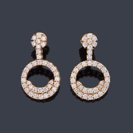 Lote 2311: Pendientes largos con diseño circular con brillantes de aprox. 2,65 ct en total.