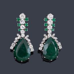 Lote 2313: Pendientes largos con pareja de esmeraldas talla perilla de aprox. 13,00 ct y 12,75 ct respectivamente con brillantes de aprox. 3,20 ct en total.