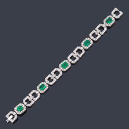 Lote 2315: Pulsera con cinco centros con magníficas esmeraldas de aprox. 6,56 ct en total.