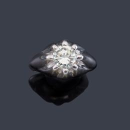 Lote 2319: Solitario de caballero con brillante de aprox. 1,72 ct en montura de oro blanco de 18K.