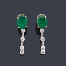 Lote 2320: Pendientes largos con pareja de esmeraldas talla oval de aprox. 3,80 ct cada una y banda de diamantes talla brillante y baguette de aprox. 1,80 ct en total.