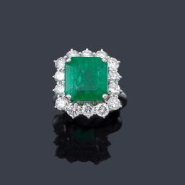 Lote 2326: Anillo con esmeralda central de aprox. 5,93 ct con orla de brillantes de aprox. 1,40 ct en total.