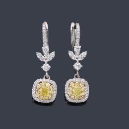 Lote 2328: Pendientes con pareja de diamantes talla 'cushion' fancy yellow y brillantes de aprox. 1,20 ct en total.