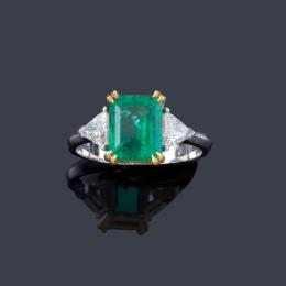 Lote 2330: Anillo con esmeralda central de aprox. 2,31 ct con dos diamantes talla triángulo de aprox. 0,37 ct en total. Certificado Bellerophon Gemlab.