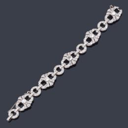 Lote 2335: Pulsera 'art decó' con diamantes talla antigua de aprox. 11,40 ct en total en montura de platino. Años '20.