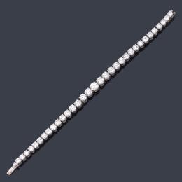 Lote 2336: Pulsera rivière con brillantes de aprox. 16,04 ct en total en montura de platino.