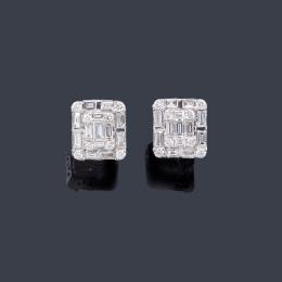 Lote 2337: Dormilonas con pareja de diamantes talla brillante y baguette de aprox. 1,10 ct en total.