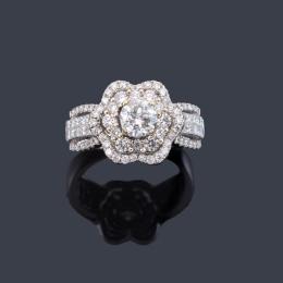 Lote 2339: Anillo con diseño de rosetón con diamantes talla brillante y princesa de aprox. 2,10 ct en total.