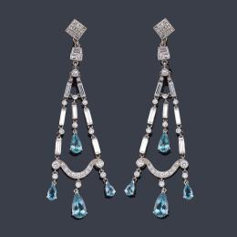 Lote 2340: Pendientes largos con aguamarinas talla perilla y diamantes talla brillante, baguette y princesa de aprox. 3,20 ct en total.