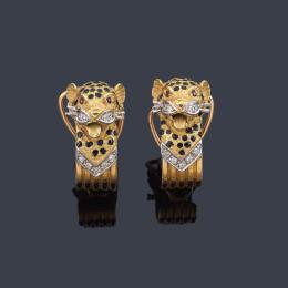 Lote 2344: Pendientes cortos con motivo de cabeza de leopardo con esmalte negro, rubíes y brillantes de aprox. 0,16 ct en total.